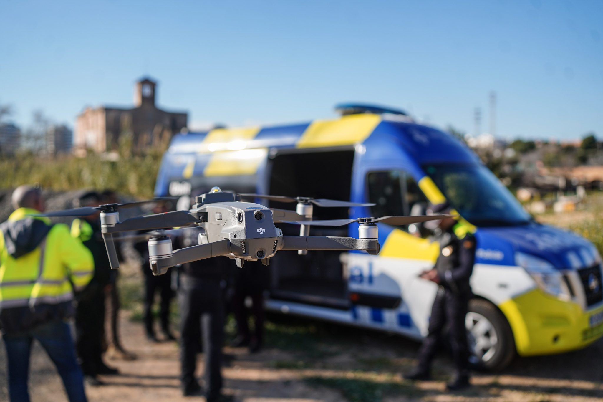 Drone en vuelo, visto de frente en primer plano.