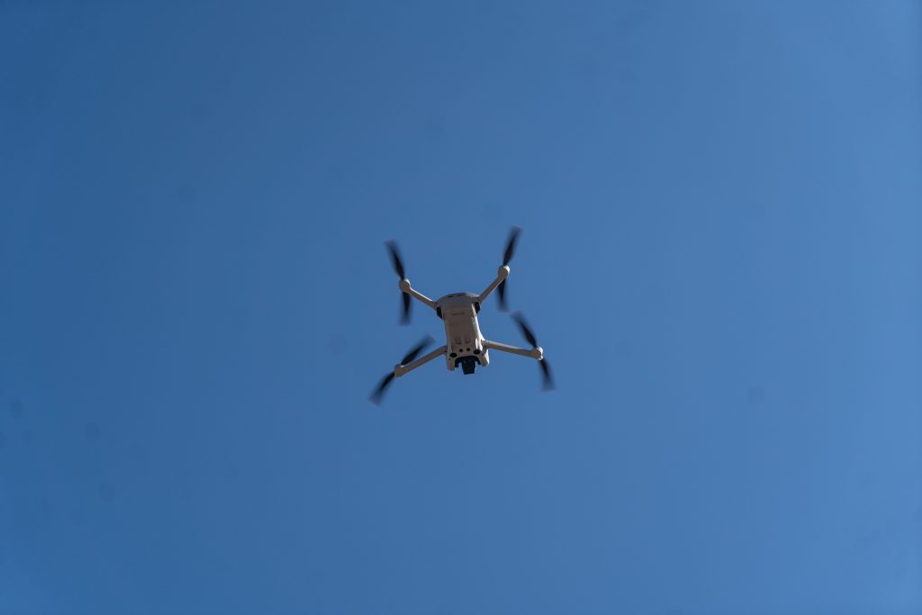 Drone en vuelo contra un cielo azul.