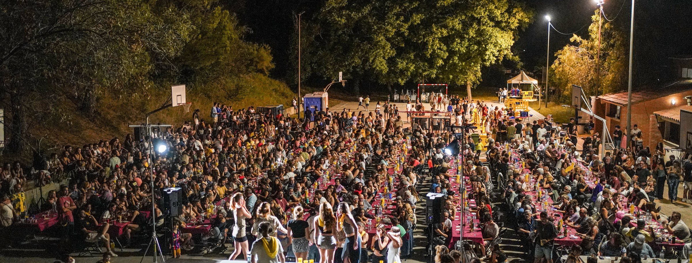 Festa Major de Sant Just Desvern de noche, el pueblo entero en las mesas
