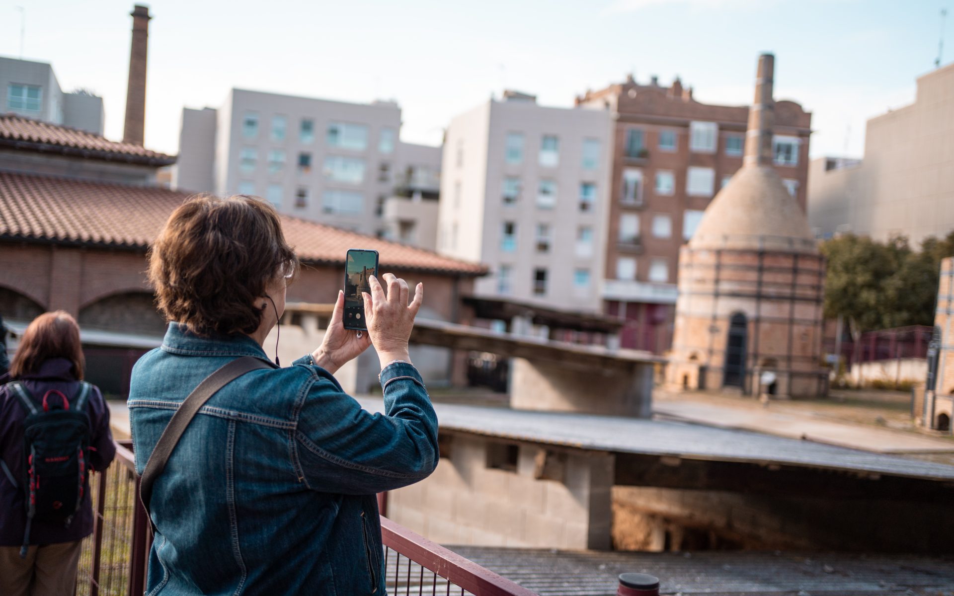 Una visitante fotografía el patrimonio industrial con su teléfono móvil.