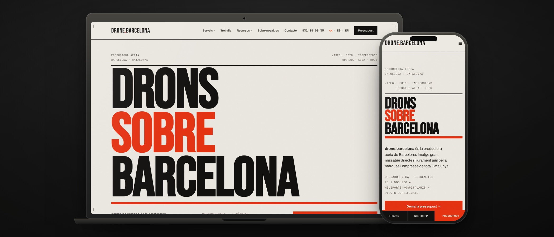 La portada de drone.barcelona en un portàtil i en un mòbil: el titular DRONS SOBRE BARCELONA en Bebas Neue negra i vermella sobre fons crema
