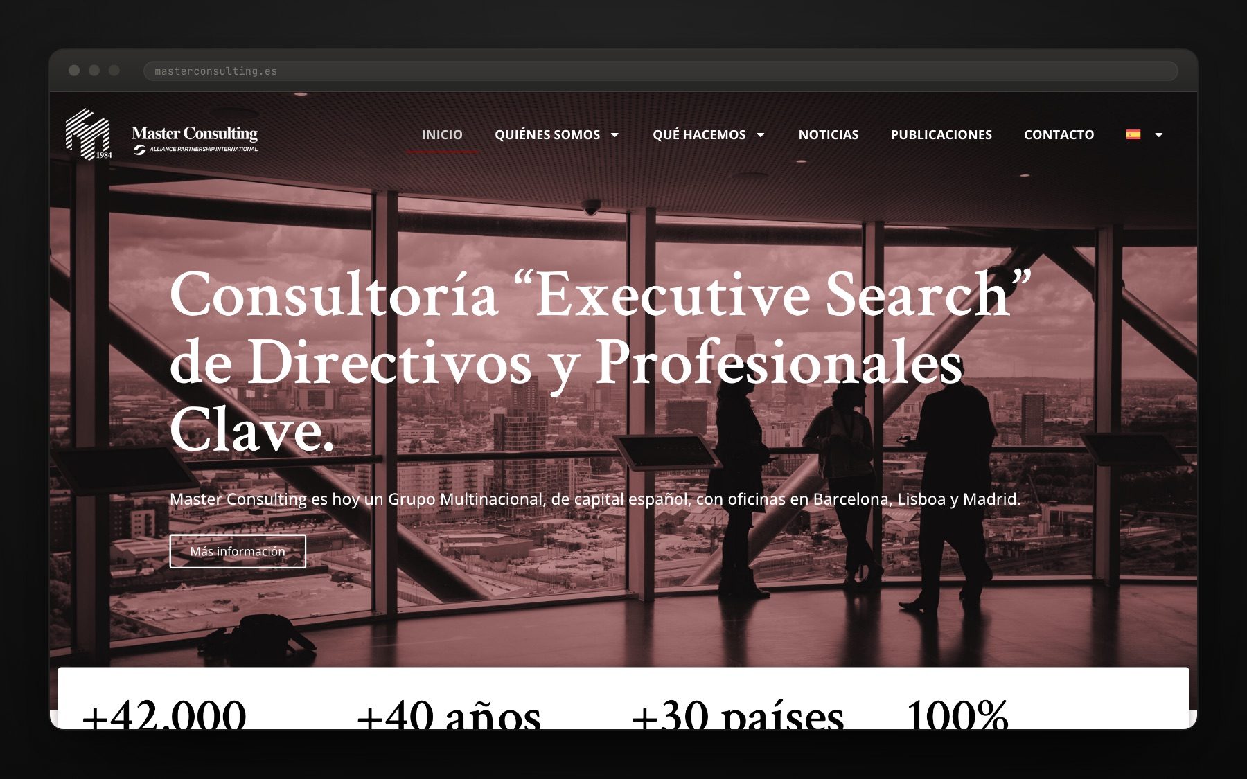 Cabecera oscura con el logotipo de 1984 y el sello de Alliance Partnership International, el menú corporativo y el titular «Consultoría Executive Search de Directivos y Profesionales Clave» sobre una sala con vistas a la ciudad