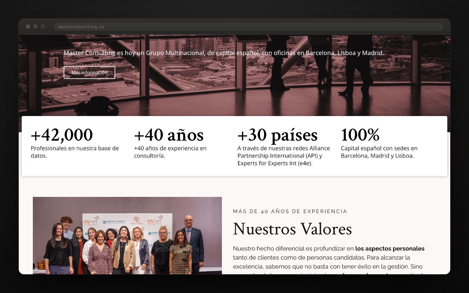 La franja de cifras de la portada — +42.000 profesionales en base de datos, +40 años, +30 países y 100 % de capital español — seguida del bloque Nuestros Valores con una foto de equipo