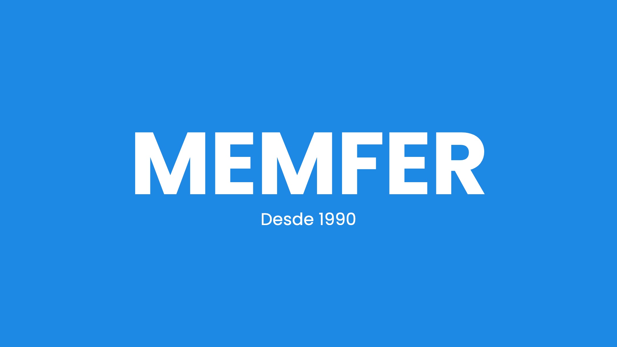 Logotipo MEMFER en Poppins Bold, con la línea Desde 1990, en blanco sobre el azul principal.