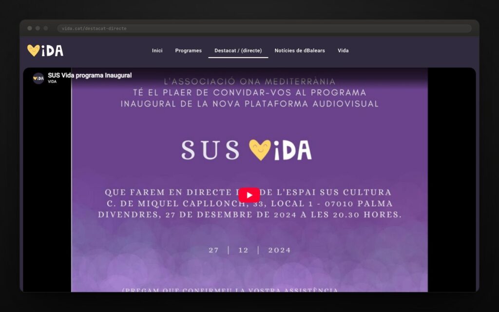 El directe va dins de la web, no en una altra pestanya.